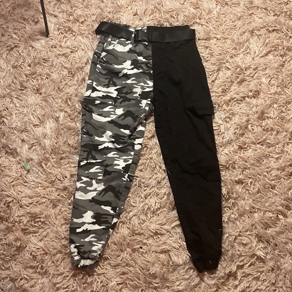 V.I.P. Half camp an black cargo pants. SIZE 5/27
